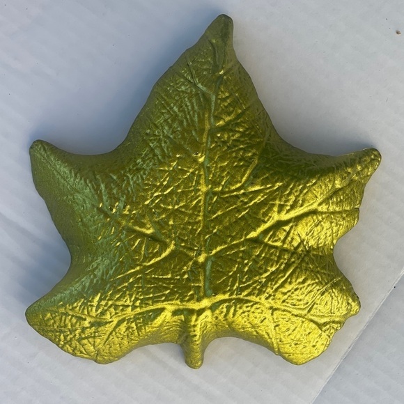 VINTAGE art glass green iridescent candy, nut, snack dish leaf shaped tray - Picture 2 of 10